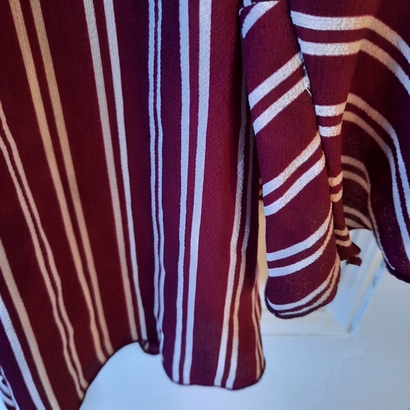SOLD SALE BUNDLE 3 FOR 16$ Burgundy and white light top - Picture 9 of 9